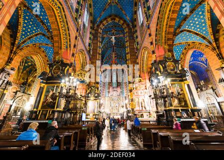 Das Hauptschiff der Marienbasilika, eine gotische Backsteinkirche neben dem Hauptmarkt in Kraków. Krakau, Kreis Kraków, Woiwodschaft Kleinpolen Stockfoto