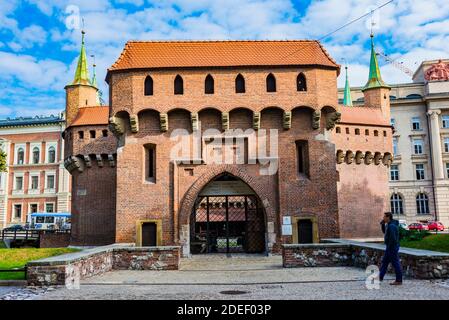 Der Kraków Barbican ist ein barbican – ein befestigter Vorposten, der einst mit der Stadtmauer verbunden war. Es ist ein historisches Tor, das in die Altstadt von Kraków führt Stockfoto