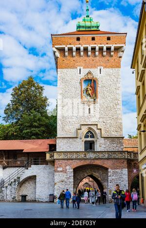 Florian Gate.gegenüber dem Barbican steht das ikonische Floriańska Gate. Errichtet im Jahre 1307, dieser gotische Torturm und seine angrenzenden Türme und die Ba Stockfoto
