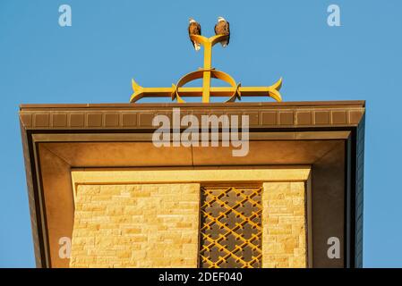 Zwei Weißkopfseeadler auf katholischen Kirchturm auf Das christliche Kreuz an der Annunciation Church in Südminneapolis Stockfoto