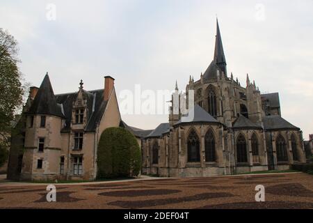 gotisches Herrenhaus und trinity Abteikirche in vendôme in frankreich Stockfoto