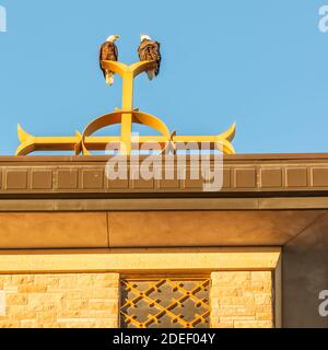 Zwei Weißkopfseeadler auf katholischen Kirchturm auf Das christliche Kreuz an der Annunciation Church in Südminneapolis Stockfoto