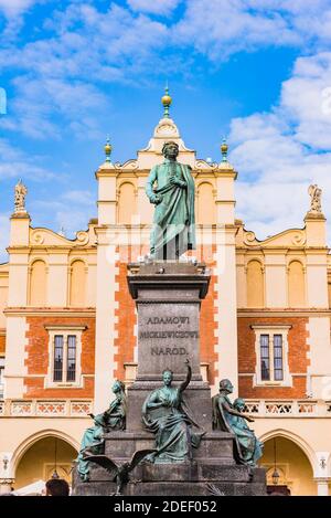 Adam Mickiewicz Denkmal in Kraków ist eines der bekanntesten Bronze-Denkmäler in Polen, und ein beliebter Treffpunkt am Hauptmarkt in der Stockfoto