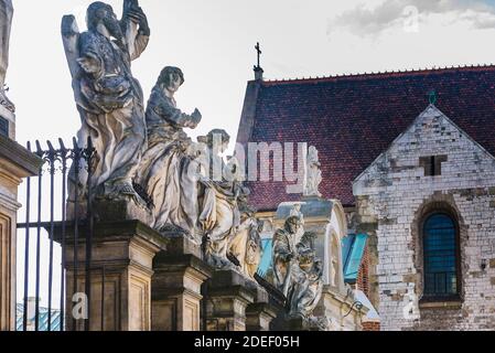 Die Statuen der Heiligen. Heilige Peter und Paul Kirche. Krakau, Kreis Kraków, Woiwodschaft Kleinpolen, Polen, Europa Stockfoto