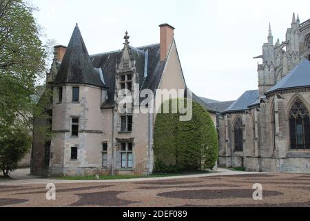 gotisches Herrenhaus und trinity Abteikirche in vendôme in frankreich Stockfoto