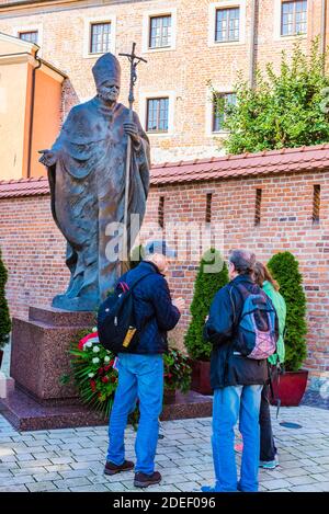 Bronzestatue von Papst Johannes Paul II.. Wawel Royal Castle. Krakau, Kreis Kraków, Woiwodschaft Kleinpolen, Polen, Europa Stockfoto