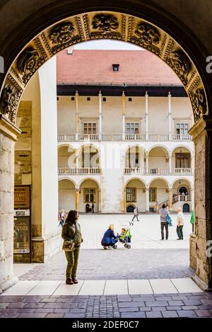 Der Renaissance-Innenhof im Zentrum des Königsschlosses Wawel. Krakau, Kreis Kraków, Woiwodschaft Kleinpolen, Polen, Europa Stockfoto