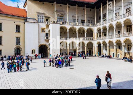 Der Renaissance-Innenhof im Zentrum des Königsschlosses Wawel. Krakau, Kreis Kraków, Woiwodschaft Kleinpolen, Polen, Europa Stockfoto