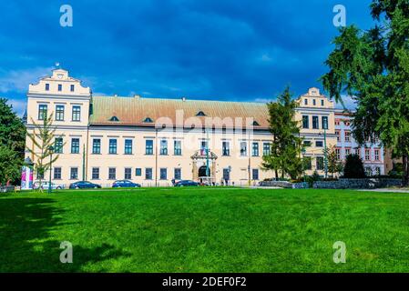 Der Bischofspalast in Kraków ist Sitz der Metropolregion Kraków, Polen, und seit dem späten 14. jahrhundert die traditionelle Residenz der Bischöfe von Kraków Stockfoto