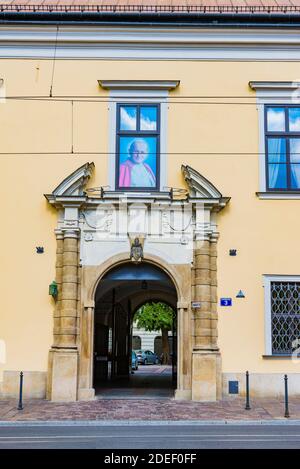 Der Bischofspalast in Kraków ist Sitz der Metropolregion Kraków, Polen, und seit dem späten 14. jahrhundert die traditionelle Residenz der Bischöfe von Kraków Stockfoto