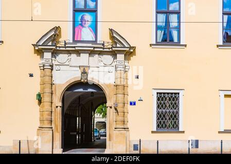 Der Bischofspalast in Kraków ist Sitz der Metropolregion Kraków, Polen, und seit dem späten 14. jahrhundert die traditionelle Residenz der Bischöfe von Kraków Stockfoto