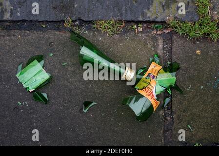 Eine Flasche Buckfast Stärkungsmittel Wein oder "Buckie" wie es ist, liegt auf dem Bürgersteig defekt bekannt. Stockfoto