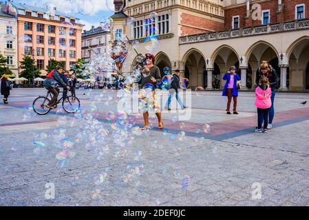Kinder spielen mit Seifenblasen auf dem Hauptmarkt, Krakau, Kreis Kraków, Woiwodschaft Kleinpolen, Polen, Europa Stockfoto