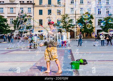 Kinder spielen mit Seifenblasen auf dem Hauptmarkt, Krakau, Kreis Kraków, Woiwodschaft Kleinpolen, Polen, Europa Stockfoto