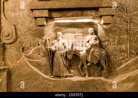 Eine Gravur von Maria und Joseph im Salzgestein der St. Kinga-Kapelle.das Salzbergwerk Wieliczka in der Stadt Wieliczka, Südpolen, liegt innerhalb des Salzbergwerks Stockfoto