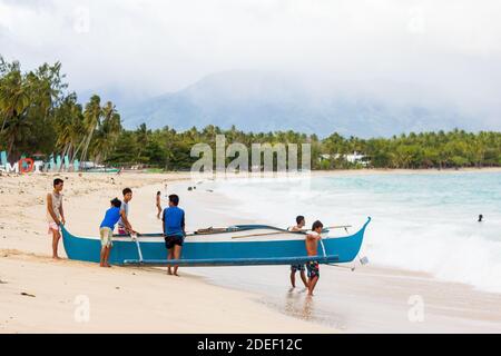 Fischer an einem Strand in Mati, Davao Oriental, Philippinen Stockfoto