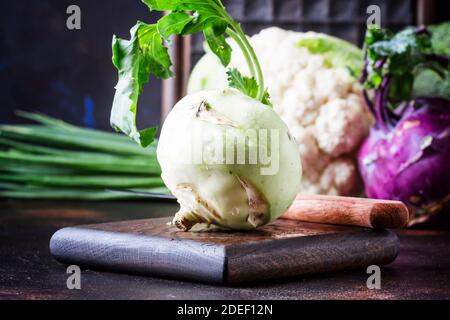 Grüner Kohlrabi-Kohl, Herbsternte auf braunem Tisch. Selektiver Fokus Stockfoto