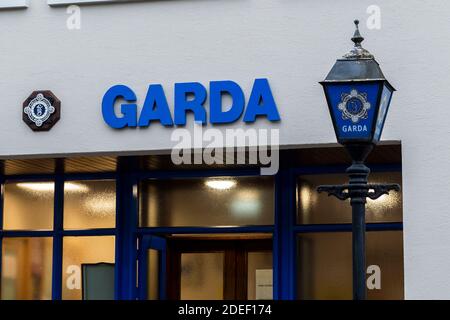 Außenansicht des Bahnhofs Garda mit Garda-Logo, Bandon, West Cork, Irland. Stockfoto