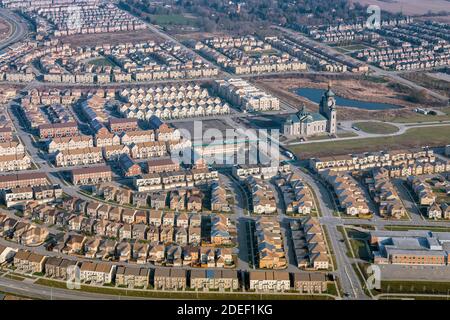 Neue Unterteilung Nachbarschaft in Markham rund um die Kathedrale der Verklärung. Stockfoto