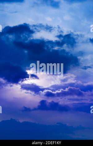 Nacht blauer Himmel und Mondlicht Hintergrund. Der magische Mond scheint am Nachthimmel durch dunkelblaue Wolken. Stockfoto