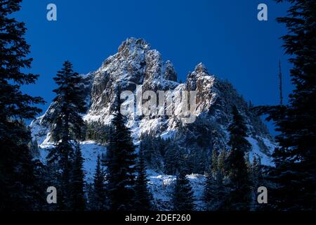 Pinnacle Peak von Reflection Lakes, Mt Rainier National Park, Washington Stockfoto