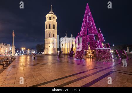 Weihnachtsbaum 2020 in Vilnius und Domplatz in Vilnius bei Nacht Stockfoto