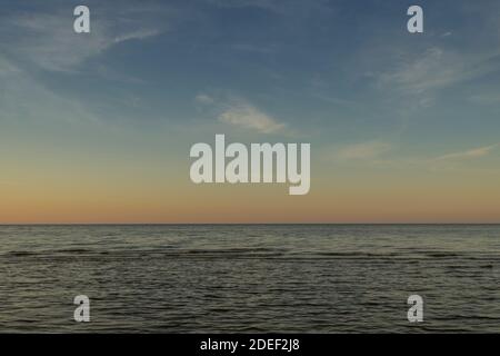 Ostsee bei schönem Sonnenaufgang in Lettland Strand. Stockfoto