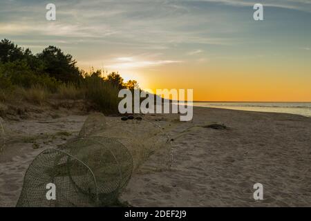 Ostsee bei schönem Sonnenaufgang in Lettland Strand. Stockfoto