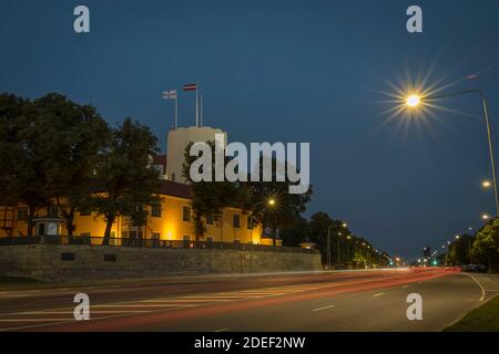 Riga, Lettland. Blick auf die nächtliche Stadt über den Daugava Fluss. Rigaer Schloss Stockfoto