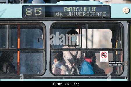 Bukarest, Rumänien - 24. Nov 2020: Menschen in einem Bus, zum Schutz vor der COVID-19-Infektion, in Bukarest, Rumänien. Stockfoto