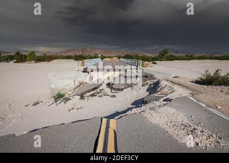 Ausgewaschene Überschwemmung beschädigte Autobahnbrücke mit Gewitterhimmel in der Mojave Wüste in der Nähe von Barstow, Kalifornien. Stockfoto