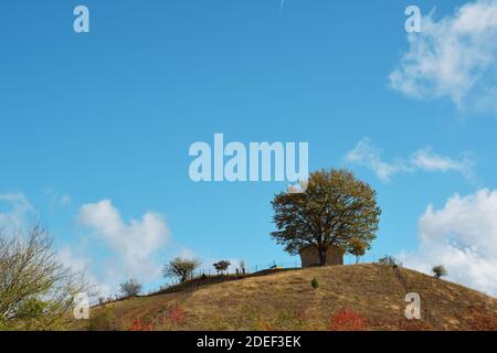 Kapelle des Propheten Elias auf dem Hügel in Kleissoura, Kastoria, Griechenland Stockfoto
