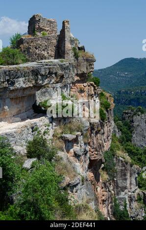 Eine vertikale Aufnahme der Ruinen der Burg Siurana entlang einer Klippe in Priorat, Katalonien, Spanien Stockfoto