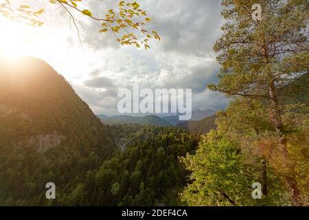 Berggipfel vor dem Hintergrund des Sonnenlichts Stockfoto