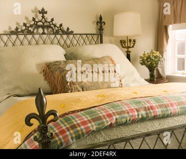 Eisernes Bett mit luxuriöser Bettwäsche Stockfoto