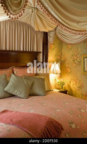 Bett im Luxus-Inn Stockfoto