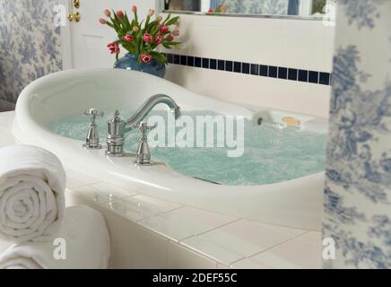 Whirlpool mit Blumen Stockfoto