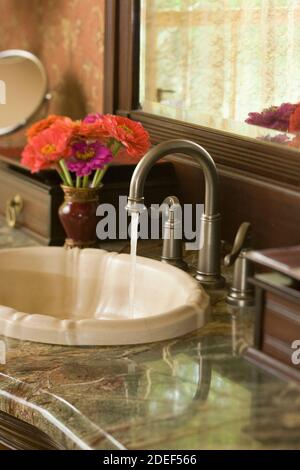 Wasserhahn mit Marmorbecken Stockfoto