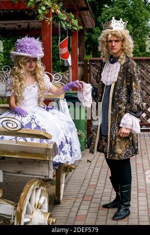 Ein Mann und ein Mädchen sind wie ein Prinz und eine Prinzessin.Puppenmuseum, Juli 2020 in Preili, Lettland. Stockfoto