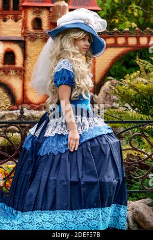 Ein schönes Mädchen in einem luxuriösen vintage blauen Kleid gekleidet.Puppet Museum, Juli 2020 in Preili, Lettland. Stockfoto