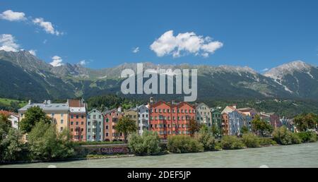 Innsbruck Bunte Häuser am Inn mit Fahrrädern Stockfoto