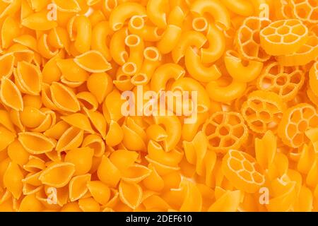 Verschiedene Nudelsorten auf einem Haufen auf dem Tisch. Draufsicht Stockfoto