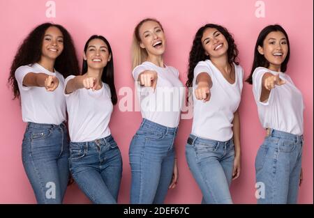 Multikulturelle Damen Zeigen Finger Auf Kamera Posiert Über Rosa Hintergrund Stockfoto