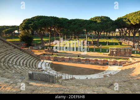 Blick auf das Theater vom Platz der Gilden, Piazzale delle Corporazioni, Italien Stockfoto