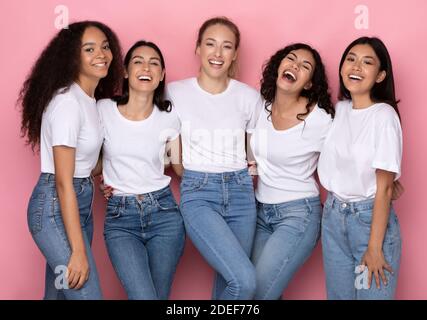 Fünf Positive Millennials Damen Umarmen Zusammen Posieren Im Studio Stockfoto