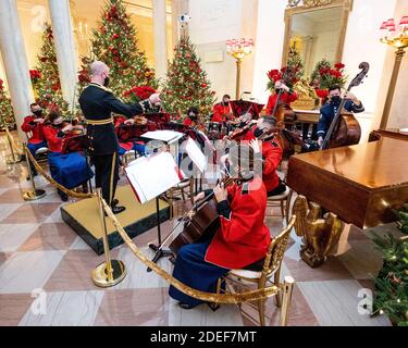 Washington, Usa. November 2020. 30. November 2020 - Washington, DC, USA: Mitglieder der "The President's Own" United States Marine Band treten im Grand Foyer während der White House Holiday Decor Press Preview auf. (Foto: Michael Brochstein/Sipa USA) Quelle: SIPA USA/Alamy Live News Stockfoto