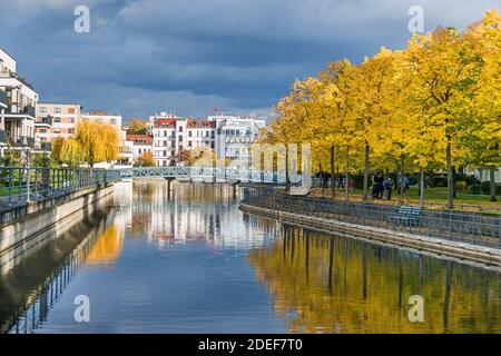 Berlin, Deutschland - 24. Oktober 2020: Hafenbecken Tegeler Hafen mit alten und modernen Gebäuden, Wohneinheiten, Fußgängerbrücke und herbstfarbenem Baum Stockfoto