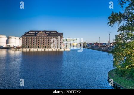 Berlin, Deutschland - 7. November 2020: Hafenbecken und Westhafen BEHALA, Binnenhafen und Betreiber des trimodalen Güterverkehrsknotenpunkts mit dem Bau des Th Stockfoto