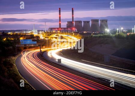 Leichte Versuche auf der A1(M) vor der Ferrybridge Power Station kurz nachdem Kühlturm 6 abgerissen worden war und Zuvor wurden weitere 3 abgerissen Stockfoto