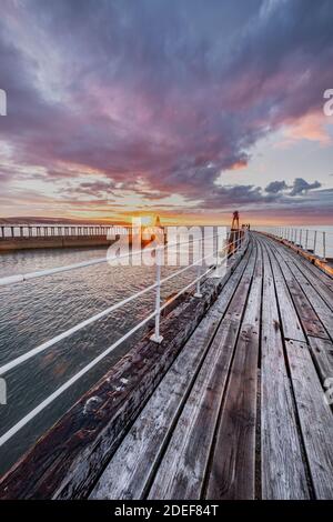 Blick auf den West Pier vom neu eröffneten 2020 East Pier in Whitby, North Yorkshire Stockfoto